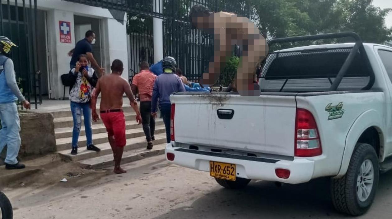 Uno de los heridos tras la explosión del camión cisterna.