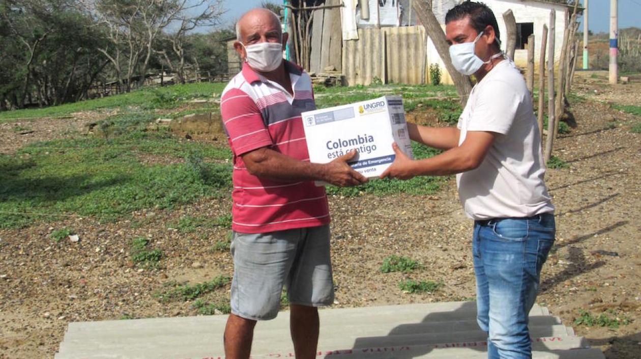 Daniel Arteta, Coordinador Municipal de Gestión del Riesgo, entregando las ayudas.