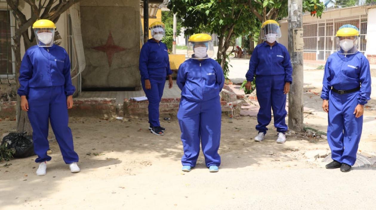 Funcionarios de la Alcaldía de Soledad durante el levantamiento del cerco sanitario.