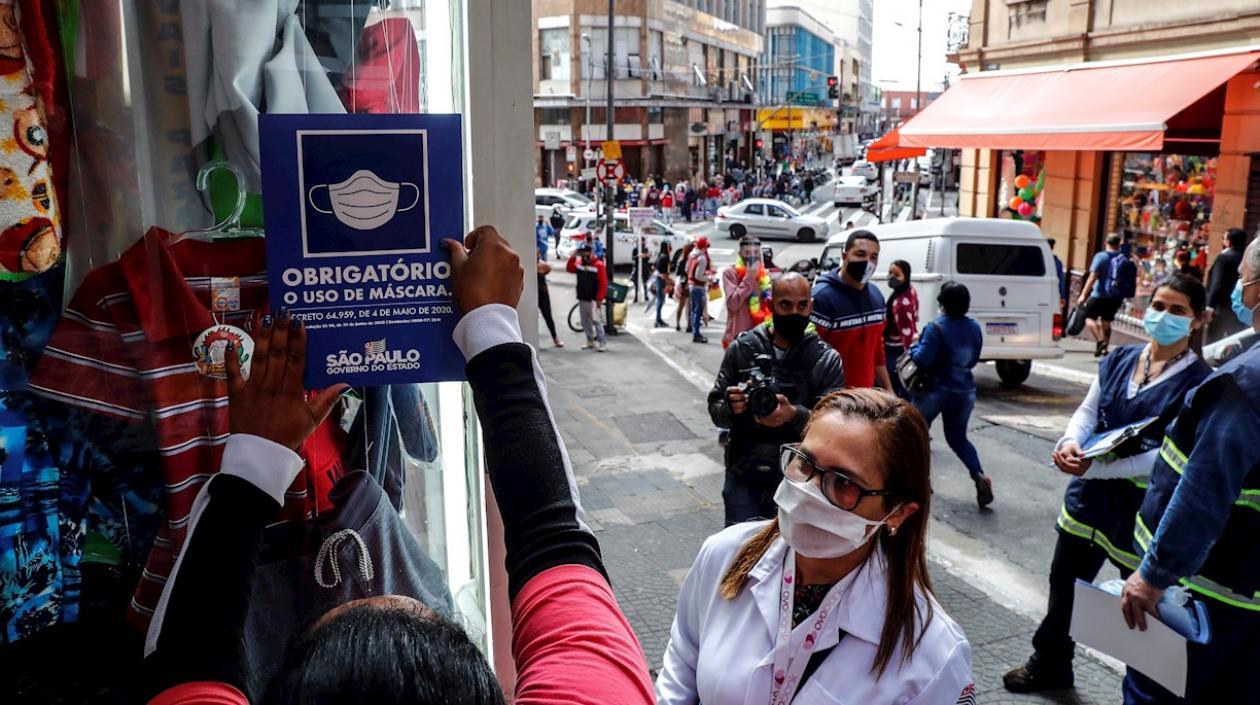 Integrantes de la Vigilancia Sanitaria controlan sobre el uso obligatorio de tapabocas.