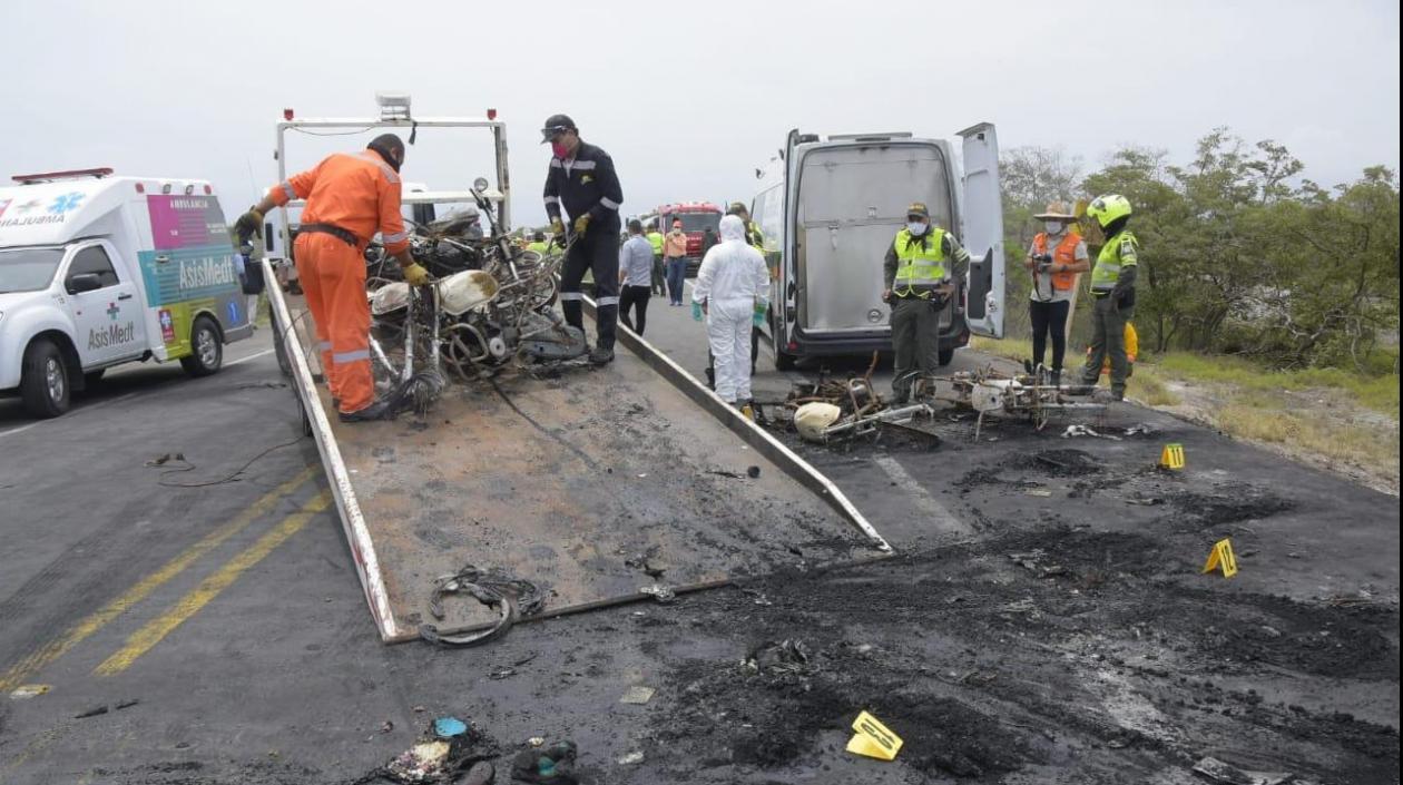 Momento en que eran retirados restos del camión cisterna.