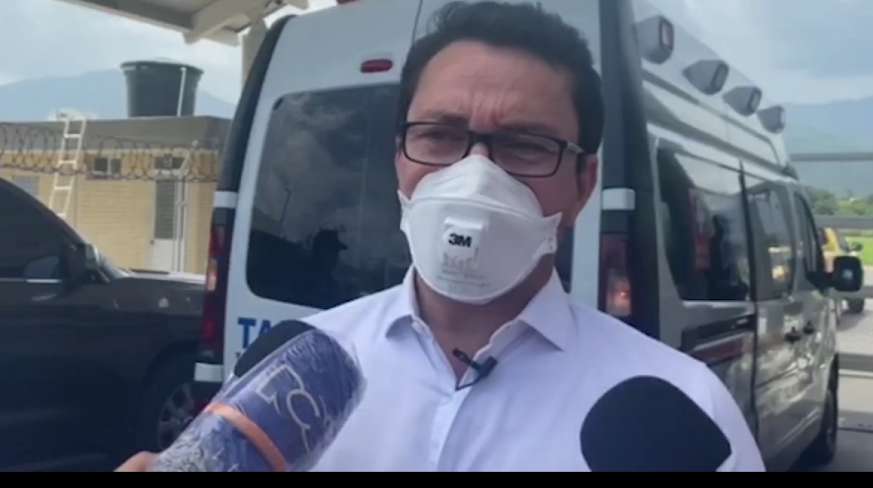 Carlos Caicedo en el aeropuerto Simón Bolívar.