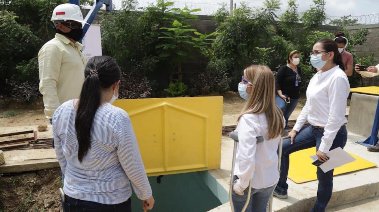 La Gobernadora Elsa Noguera inspeccionando las obras.