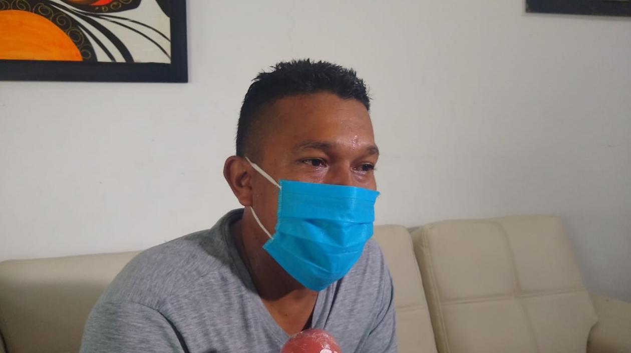 Manuel Cataño, conductor del camión cisterna, dialogando con zonacero.com