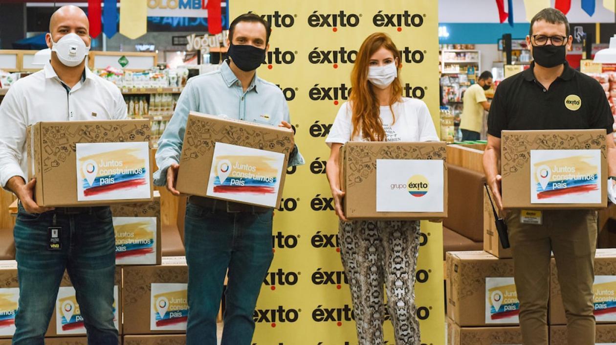 La primera dama, Silvana Puello, recibiendo la donación.