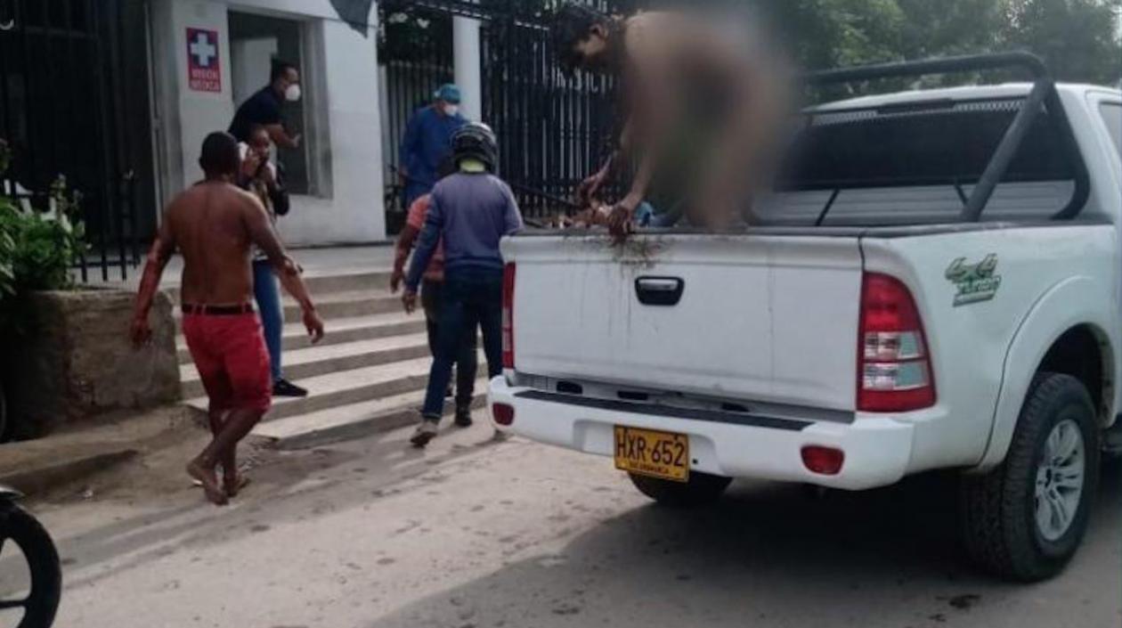 Momento en que los heridos llegan a una clínica.