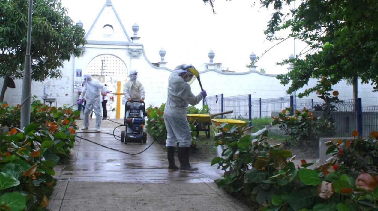 Limpieza y desinfección en el cementerio de Soledad.