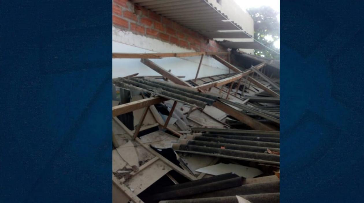 La explosión generó afectación del techo del lugar.
