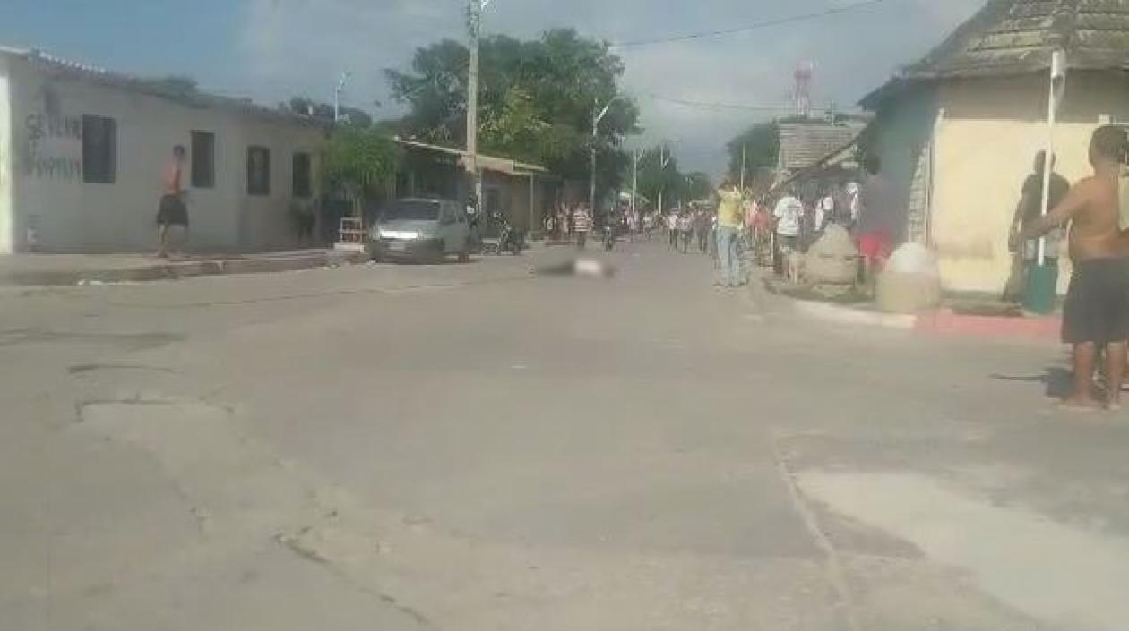 Momentos en que vecinos trataban de quitarle el cable al niño.