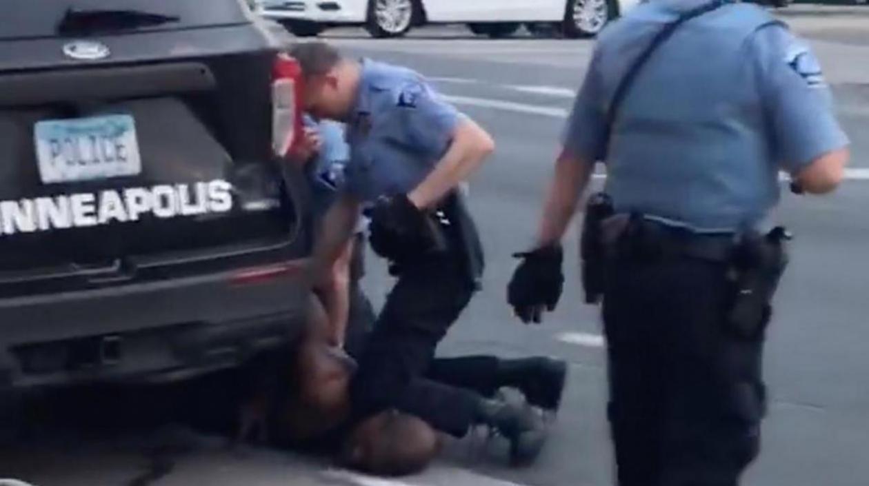 Momento en el que asesinan a George Floyd.