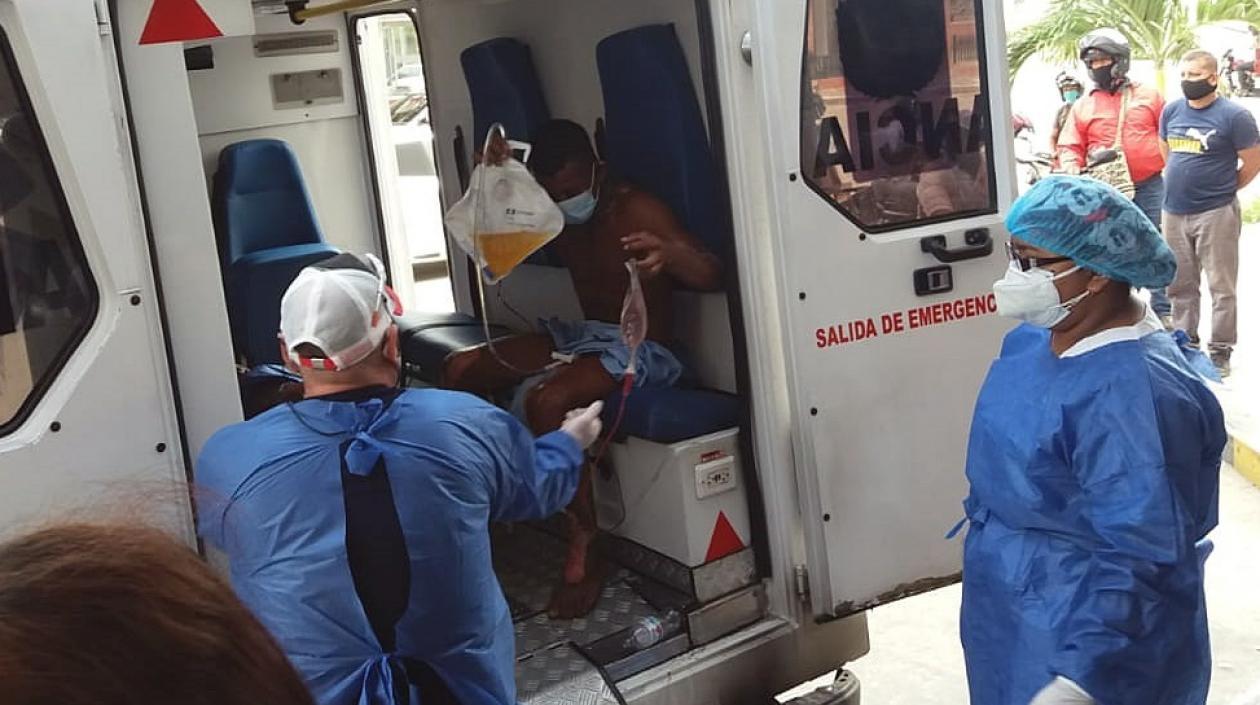 Momento del traslado de uno de los pacientes en Santa Marta.