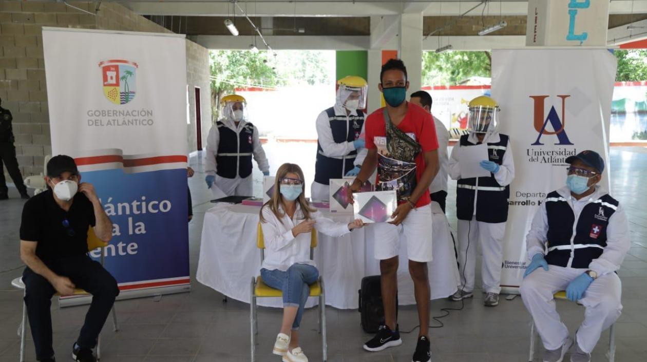 Entrega de las tablets a los estudiantes.