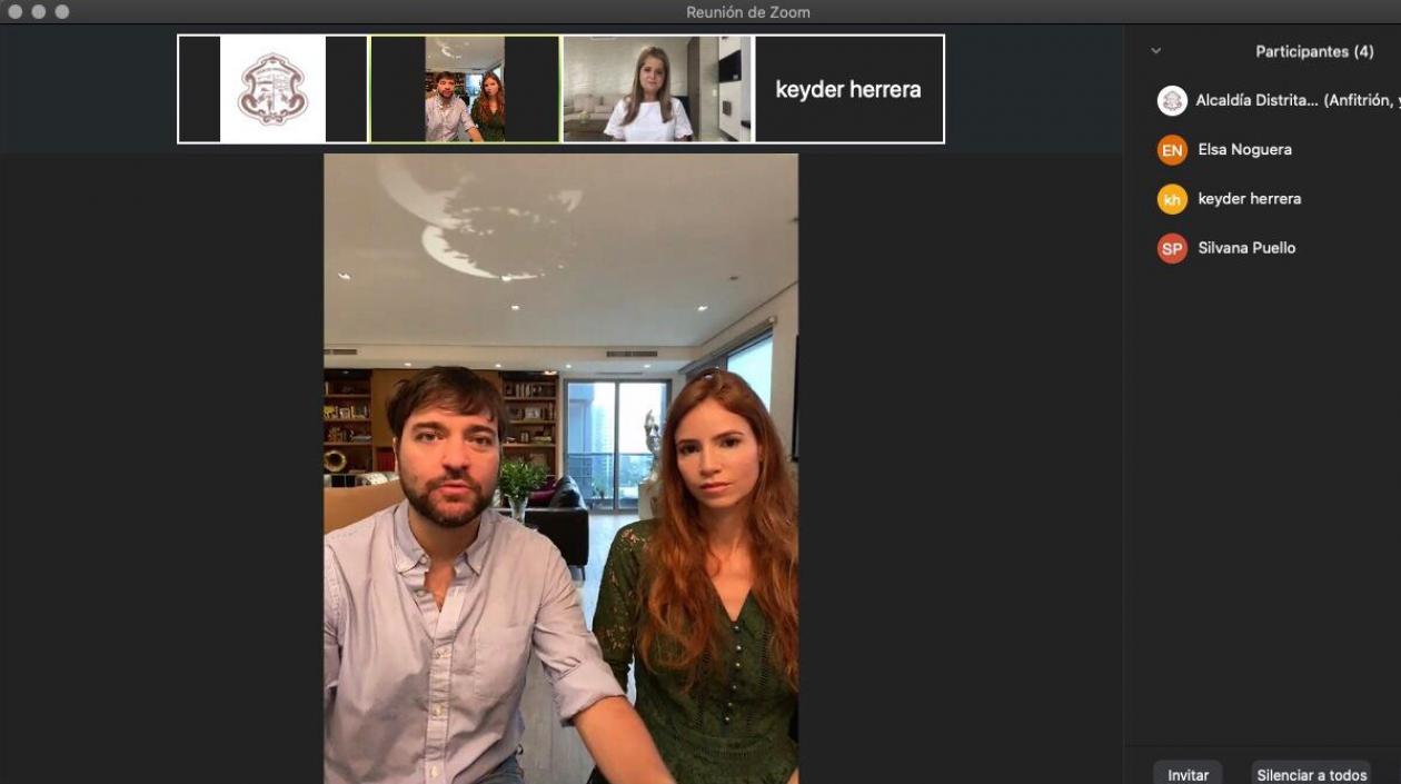 Alcalde Jaime Pumarejo y la la primera Dama, Silvana Puello, en la apertura de la jornada de oración.