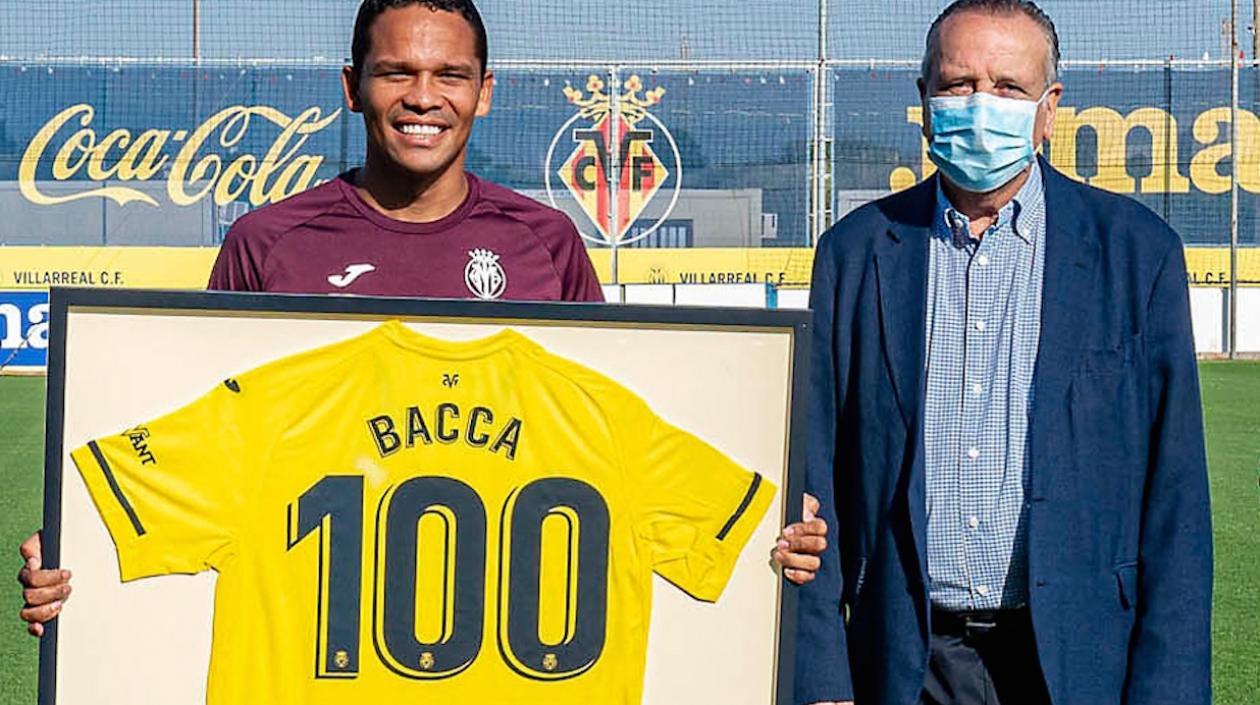 Carlos Bacca con la camiseta 100 por los partidos que lleva con el Villarreal.
