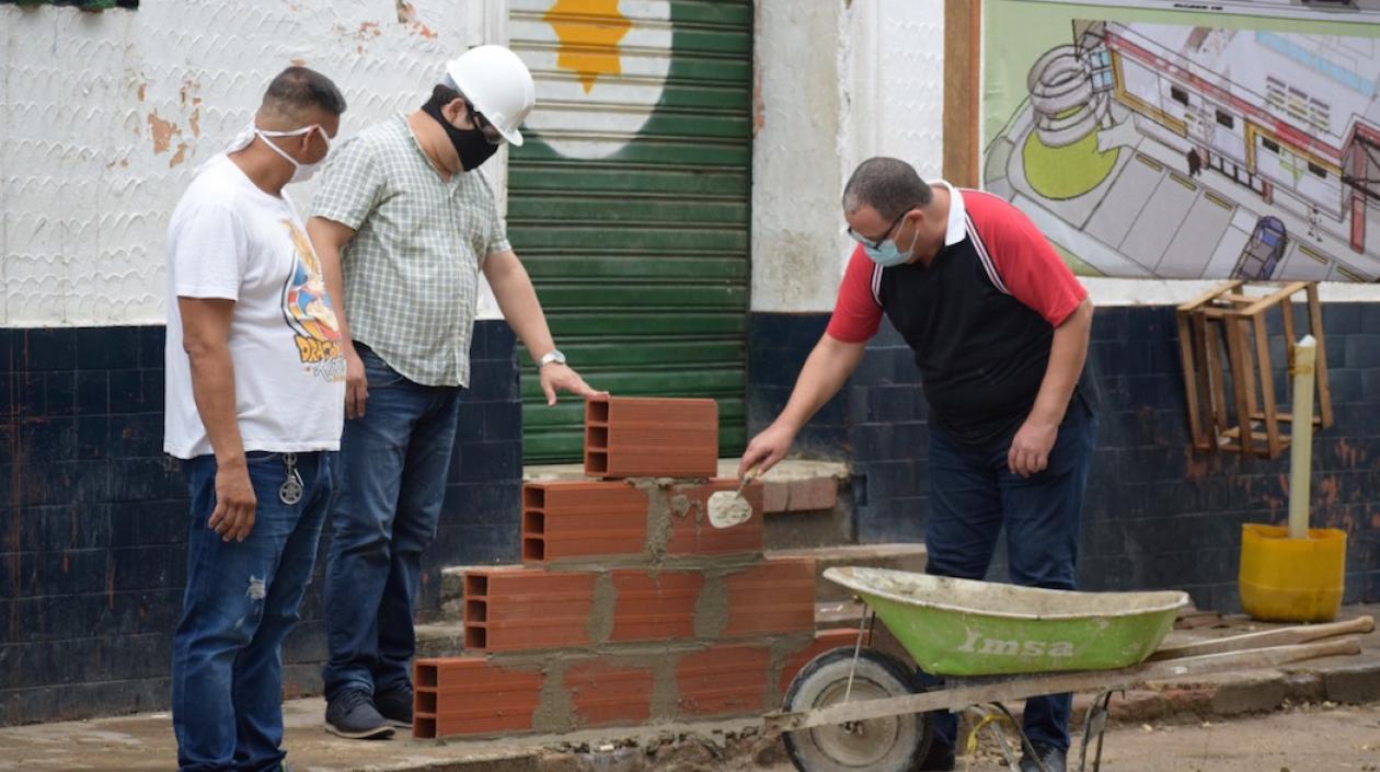 El Alcalde Roberto Celedón, colocando la primera piedra de la obra.