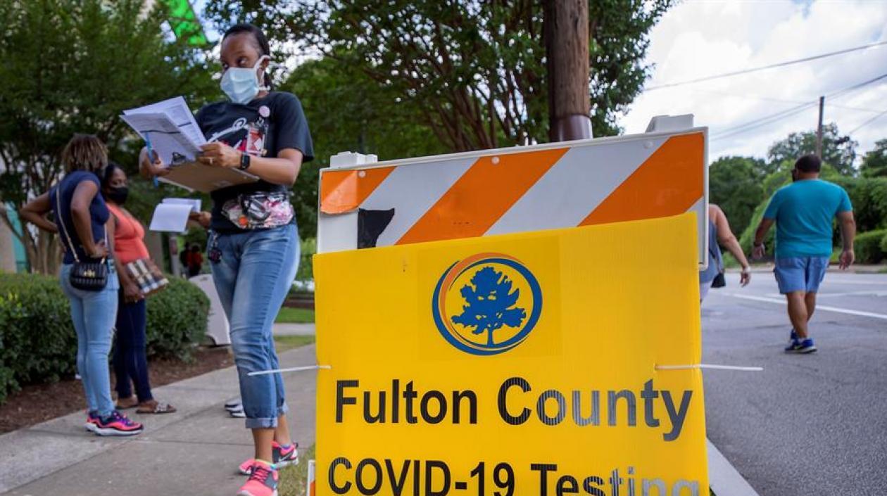 Personas con tapabocas en Estados Unidos.