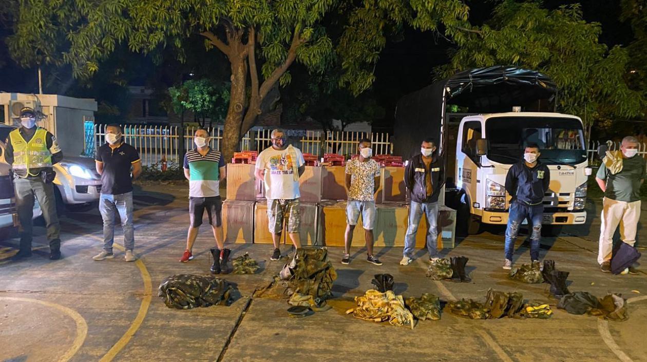Los capturados con cargamento de cigarrillo de contrabando.
