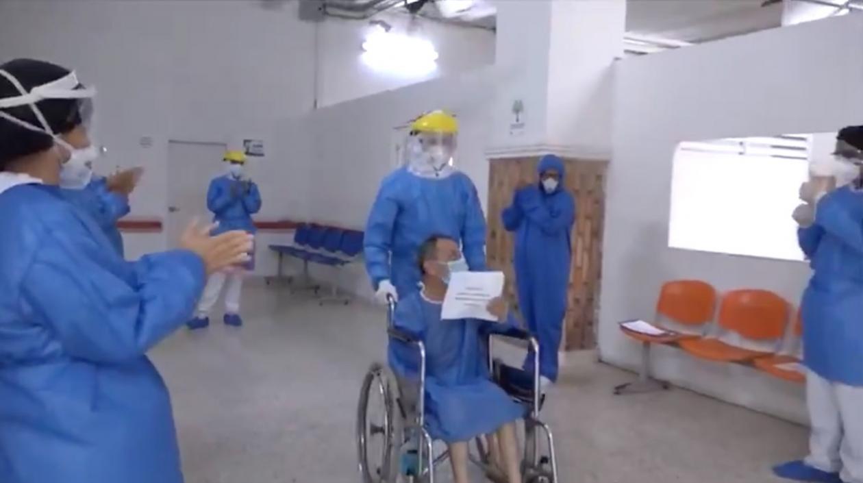 El paciente recuperado saliendo del HGB.