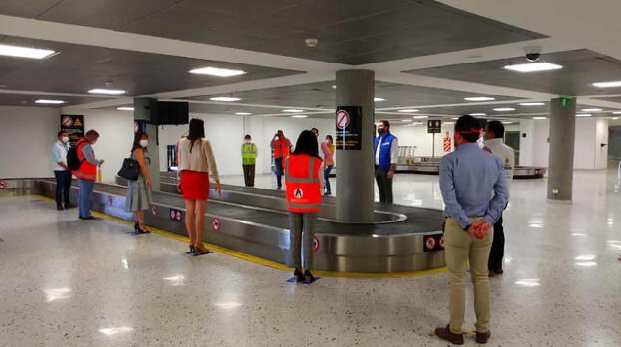 Equipo técnico de la Aeronáutica Civil durante una visita a uno de los aeropuertos.