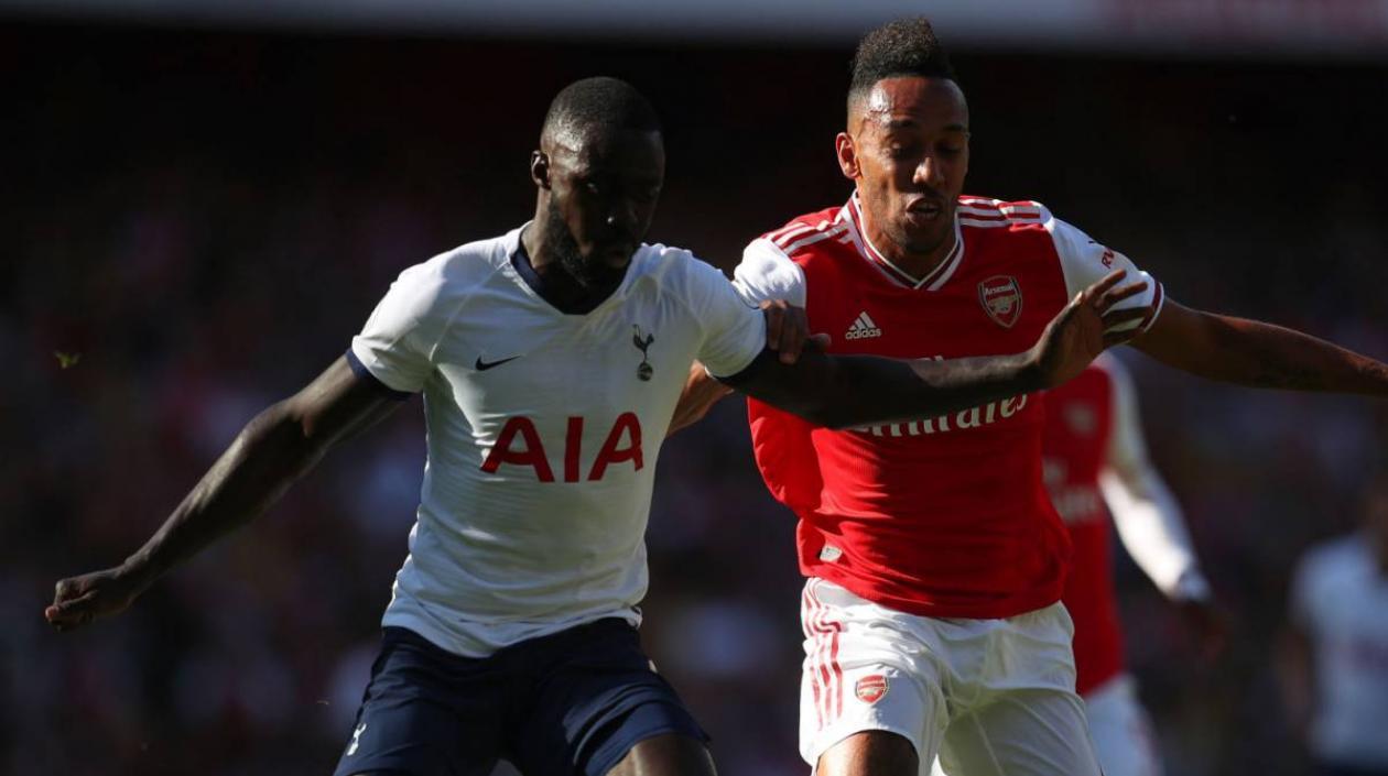 Davinson Sánchez marcando a Aubameyang.