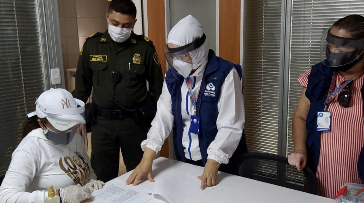 Momento en que se entrega Oneida Pinto.