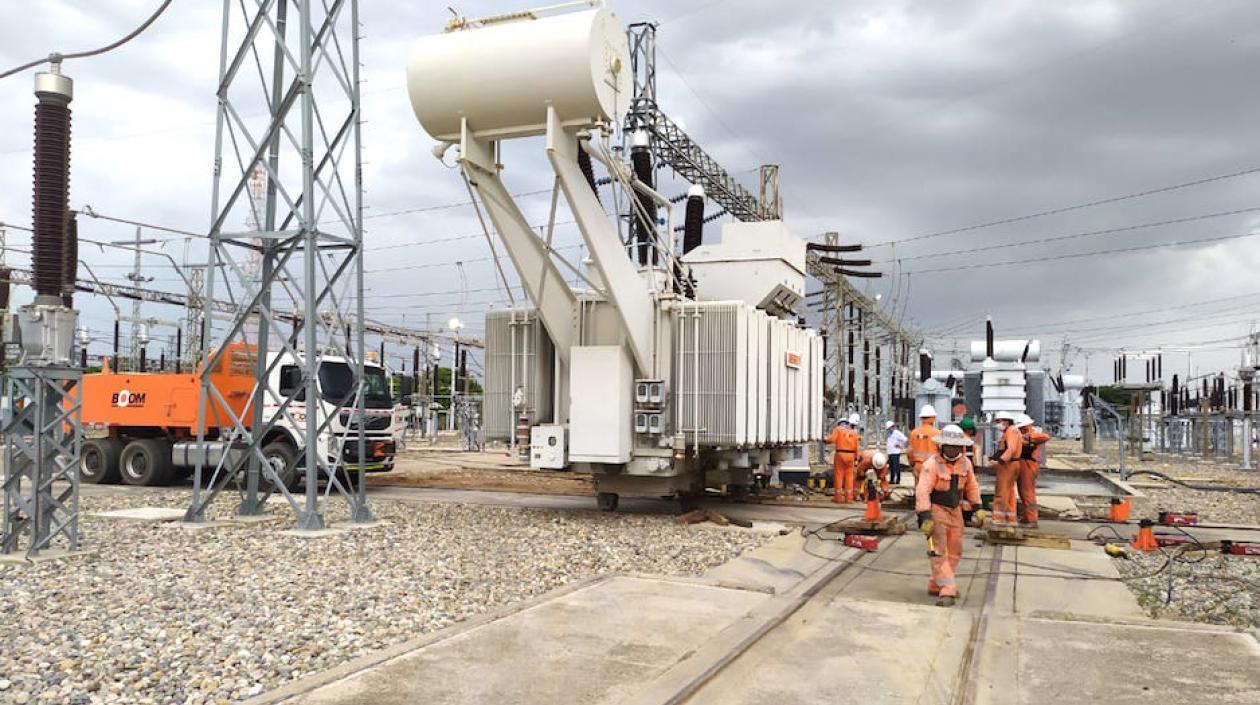 Técnicos trabajando en la recuperación de la subestación Valledupar.