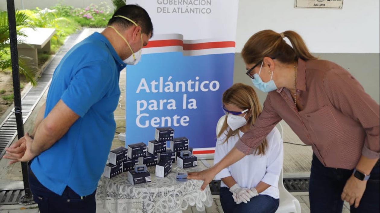 La Gobernadora Elsa Noguera, presidiendo la entrega de los oxímetros.