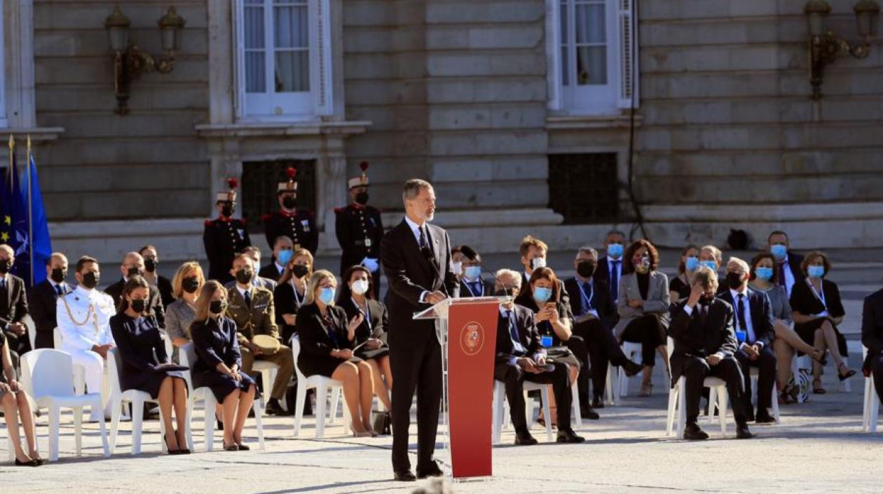 El rey Felipe VI, durante su discurso en el Patio de la Armería del Palacio Real donde se ha celebrado este jueves el homenaje de Estado a las víctimas de la pandemia.