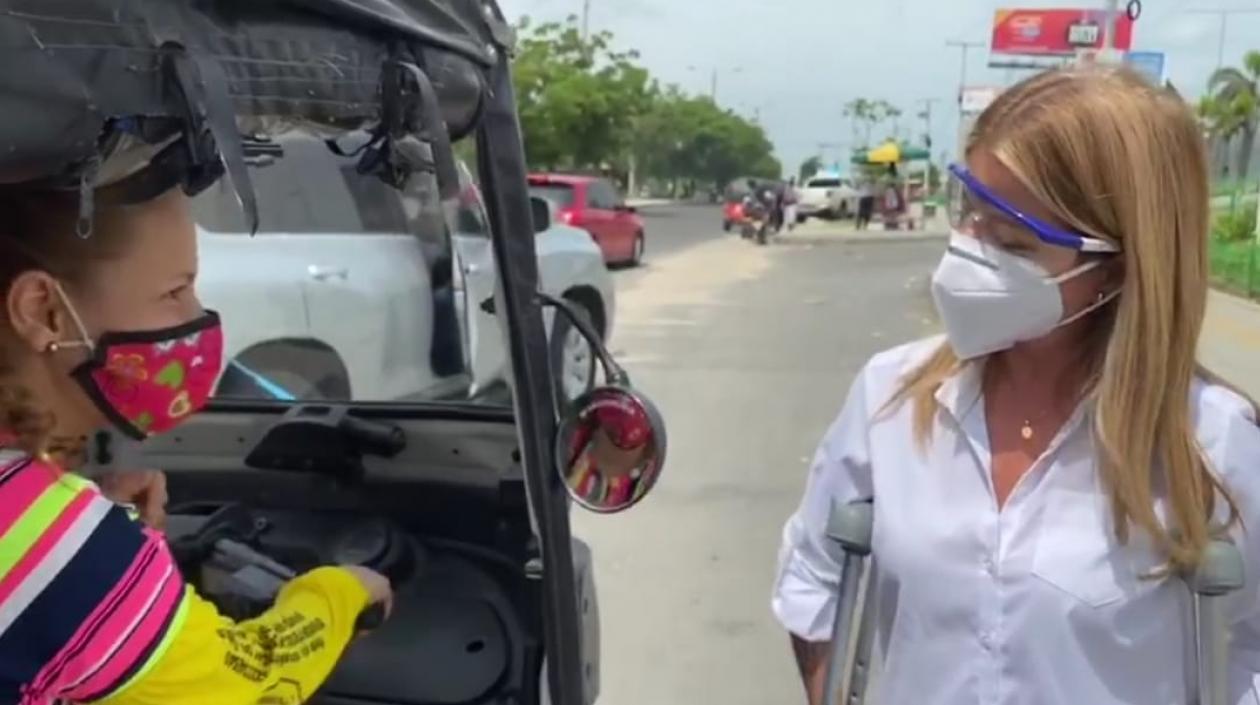 La motocarrista Laura Luzardo y la Gobernadora Elsa Noguera.