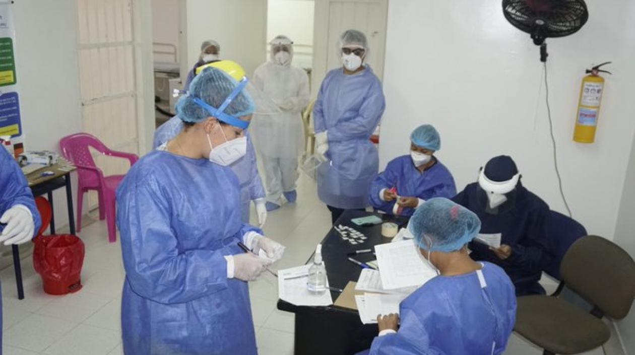 Autoridades de Salud en la toma de muestras.