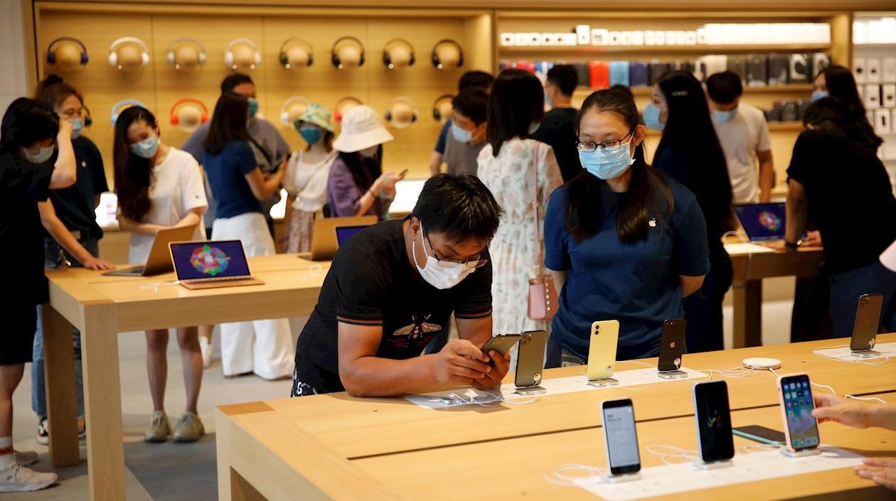 Clientes de nueva tienda de Apple en Pekín.