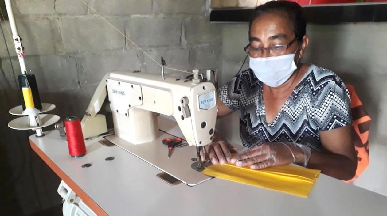 Una modista de la Zona Bananera confeccionando elementos de bioseguridad.