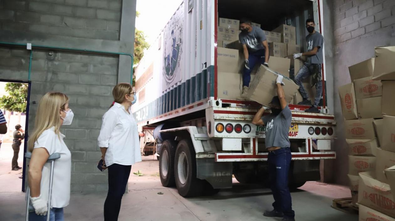 Gobernadora del Atlántico y Secretaria de Salud recibieron elementos de protección para el personal salud de parte del Gobierno Nacional.