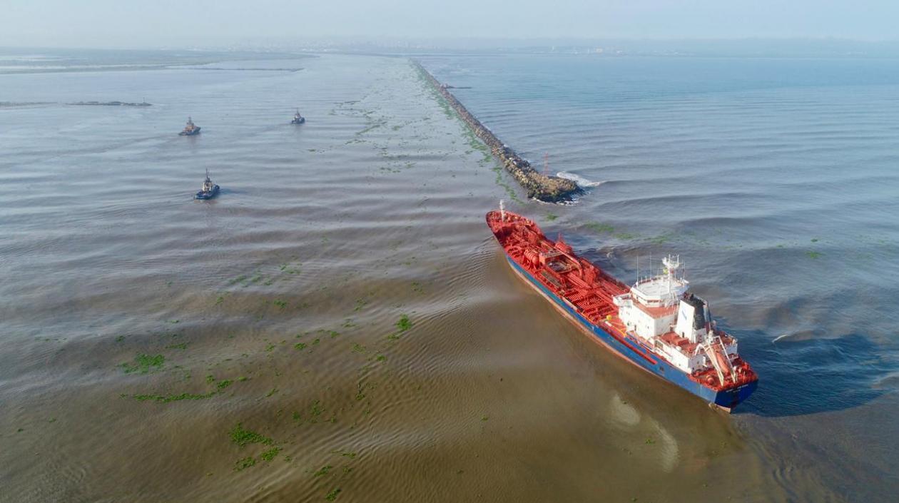 Buque encalló en Bocas de Ceniza, informó la Dimar.