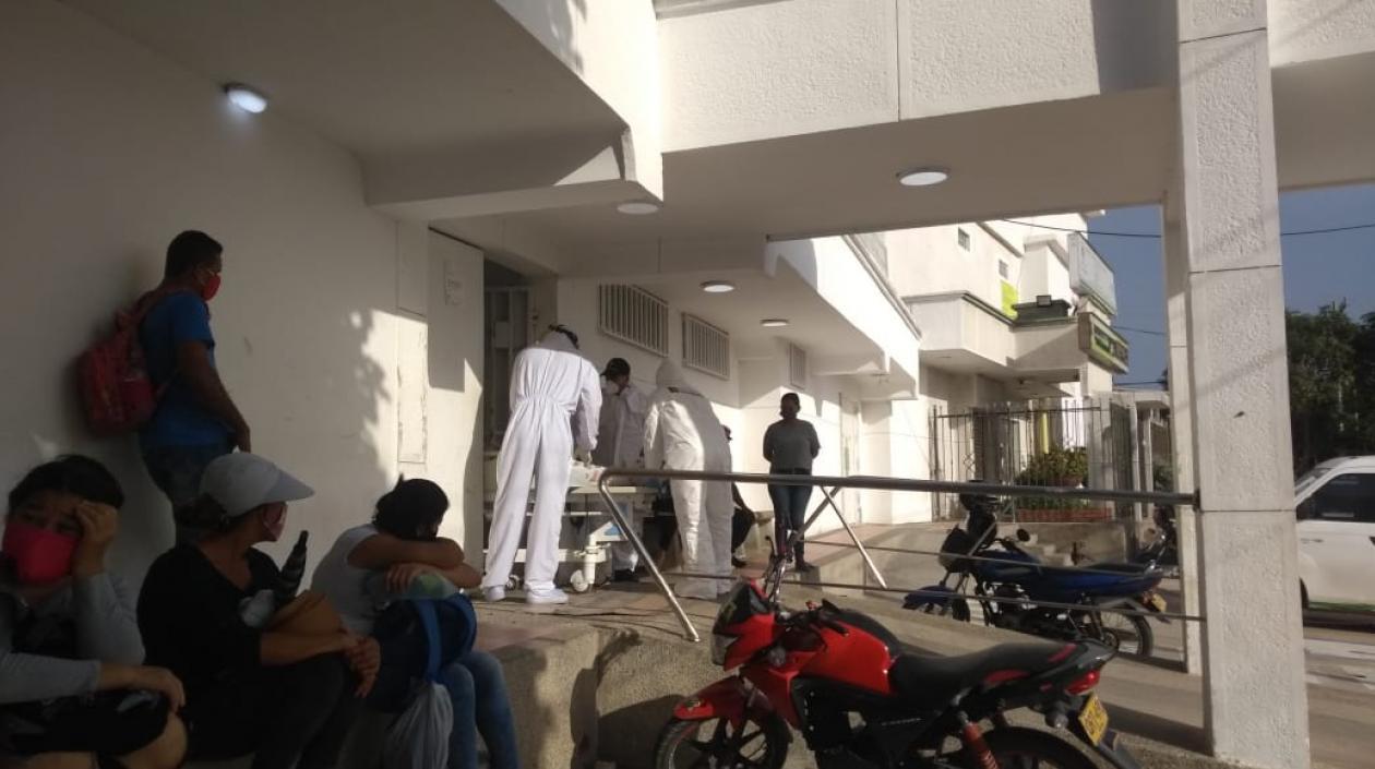 El CTI de la Fiscalía cuando sacaba el cuerpo de la Clínica San Ignacio.