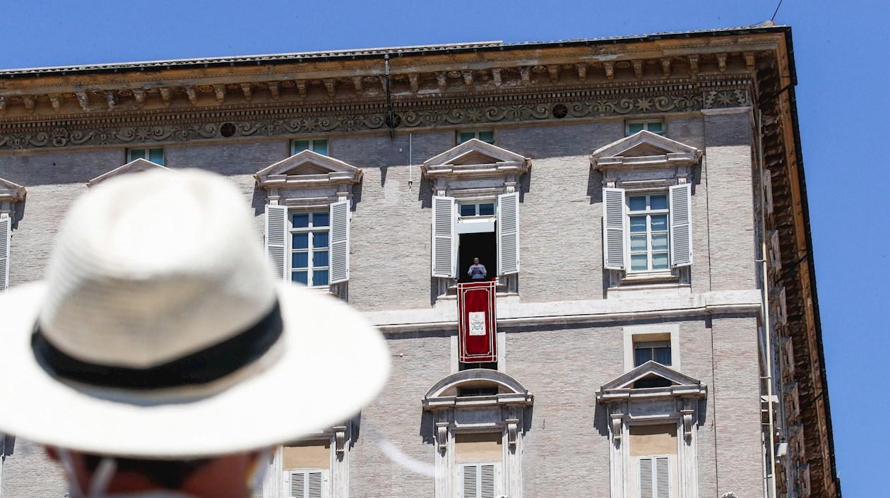 El Papa Francisco habla desde su ventana con vista a la Plaza de San Pedro durante la oración del Ángelus, Ciudad del Vaticano.