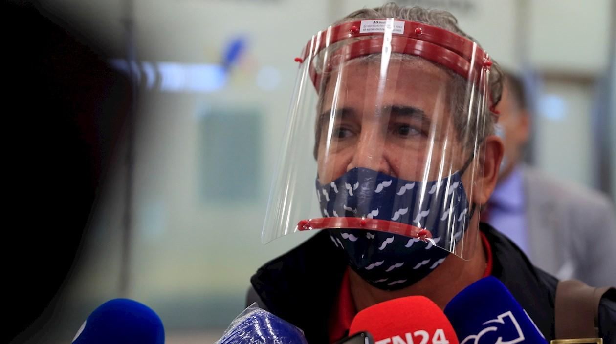 Jorge Luis Pinto, director técnico colombiano de fútbol, a su llegada este lunes al aeropuerto Adolfo Suárez Madrid-Barajas.