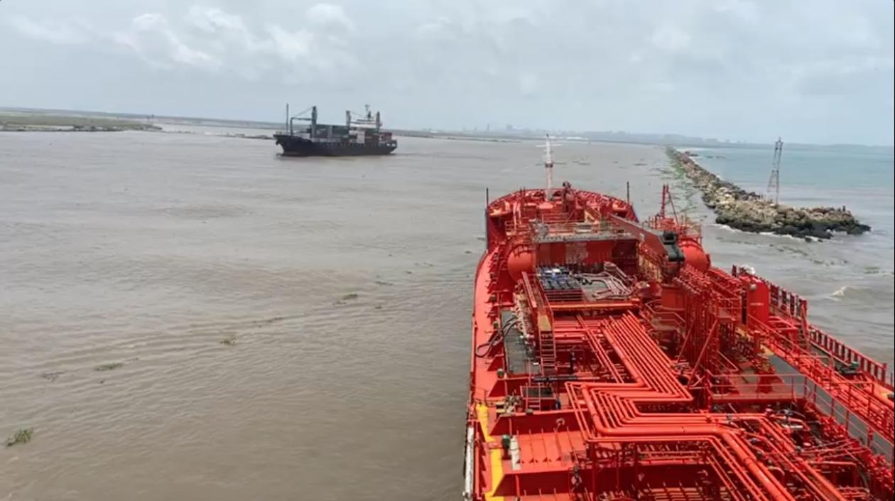 La motonave Calypso zarpando y en primer plano el Nordic Wolverine, encallado en Bocas de Ceniza.