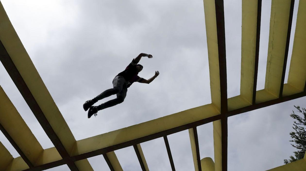 Un joven durante un entrenamiento de parkour, en Bogotá (Colombia).