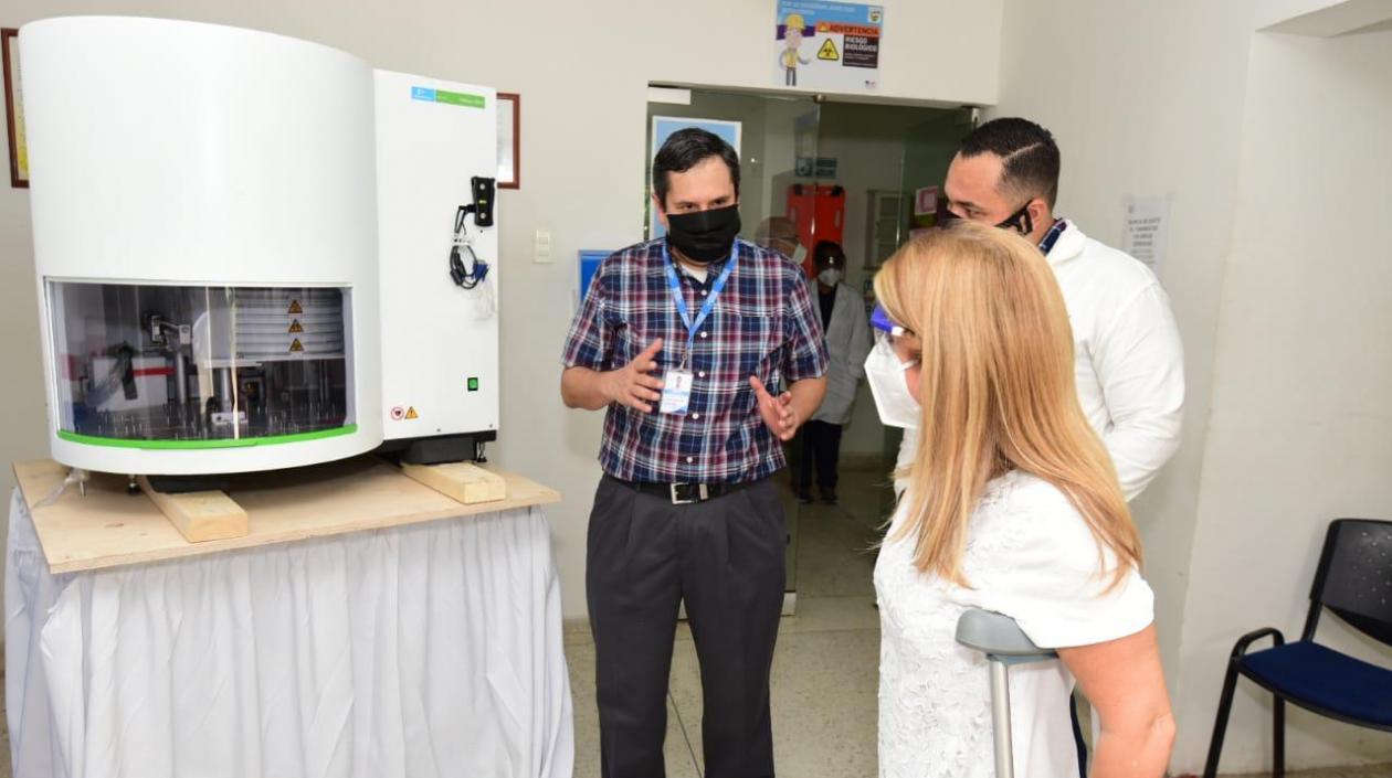 Gobernadora Elsa Noguera recibiendo el nuevo robot.