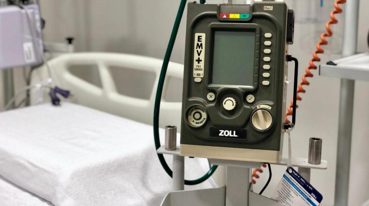 Ventilador y una cama UCI.