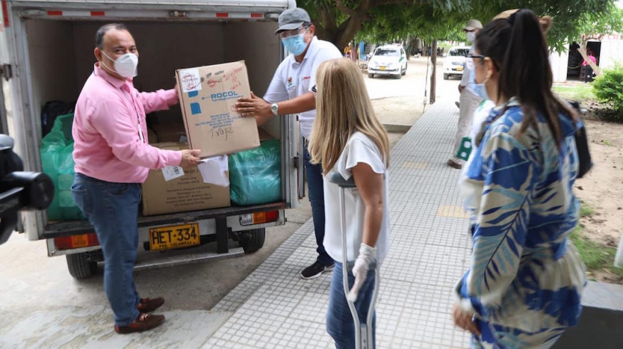 La Gobernadora Elsa Noguera durante la entrega de los elementos.
