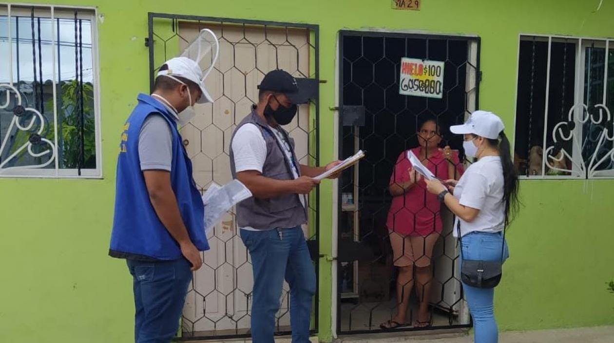 La Alcaldía de Soledad realizando encuesta para saber quiénes son beneficiarios de este programa.