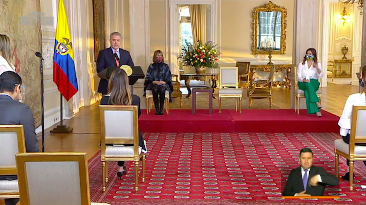 Promulgación del acto legislativo que estableció la vigencia en el país de la cadena perpetua para violadores y asesinos de niños.