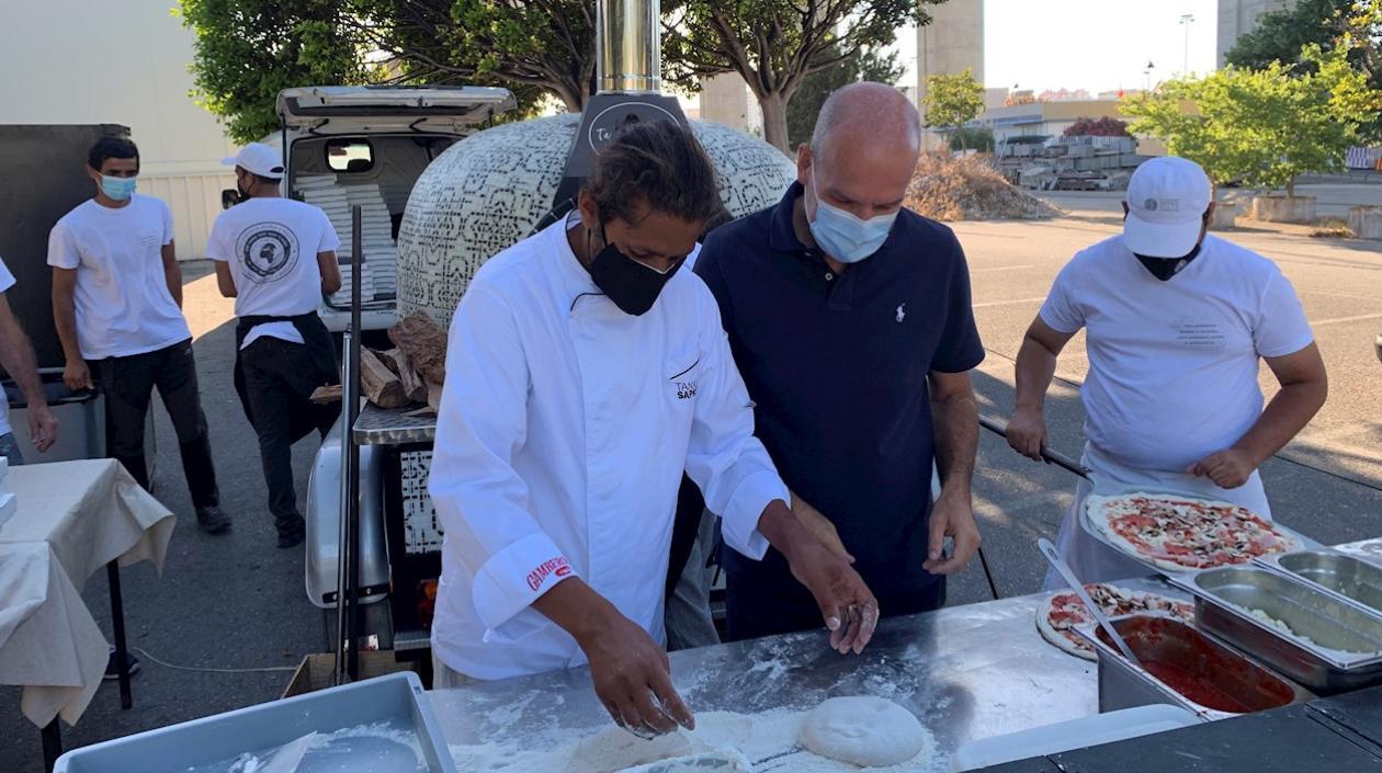 El chef nepalí Tanka Sapkota y el presidente de la junta de freguesía de Parque de las Naciones, Mario Patricio. 