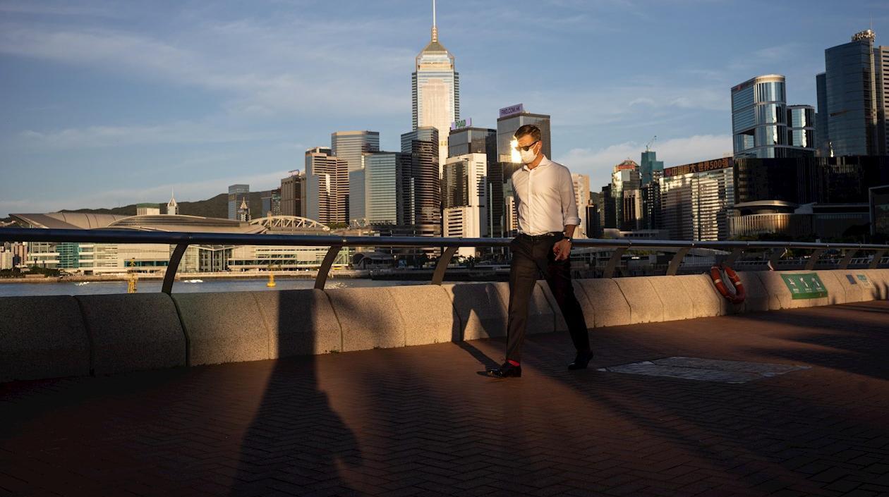 Un hombre lleva mascarilla en el distrito central de Hong Kong, China.