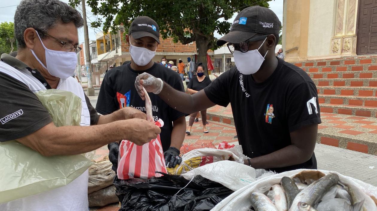 Un colaborador de la Fundación Tecnoglass durante la entrega de alimentos.