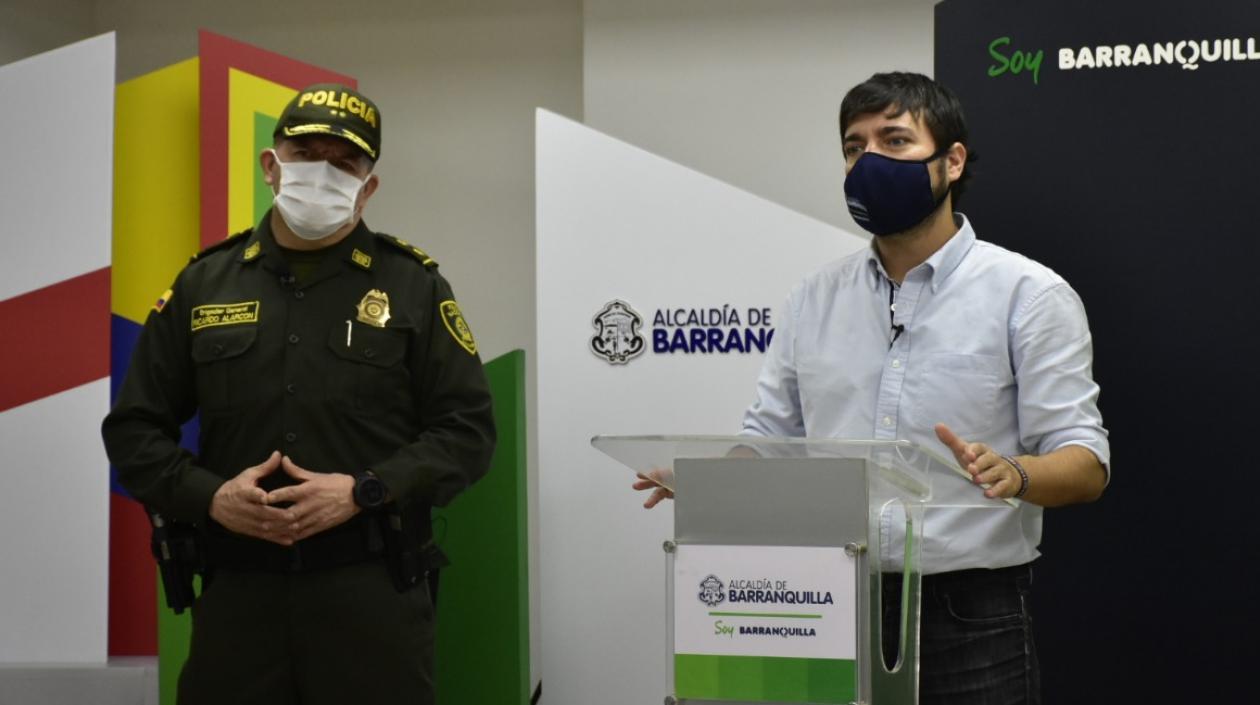 El General Ricardo Alarcón y el alcalde Jaime Pumarejo.