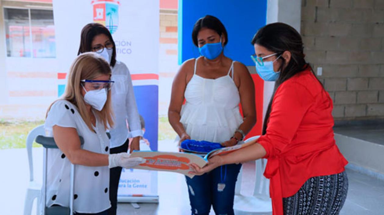 Gobernadora entrega los textos en Piojó.