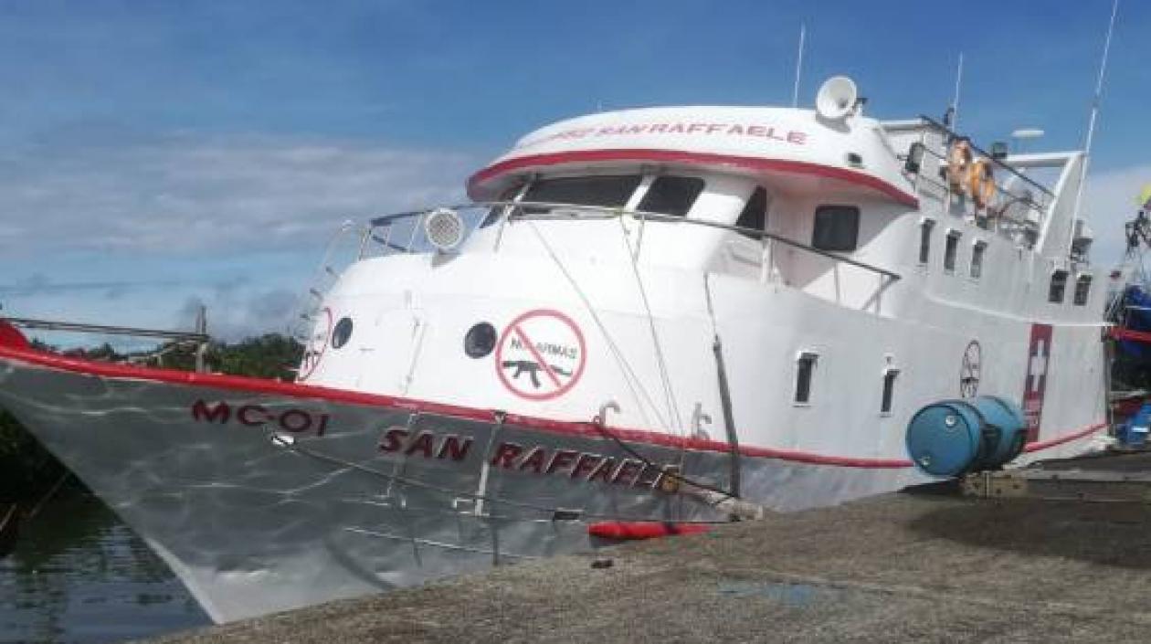 Barco hospital asaltado.